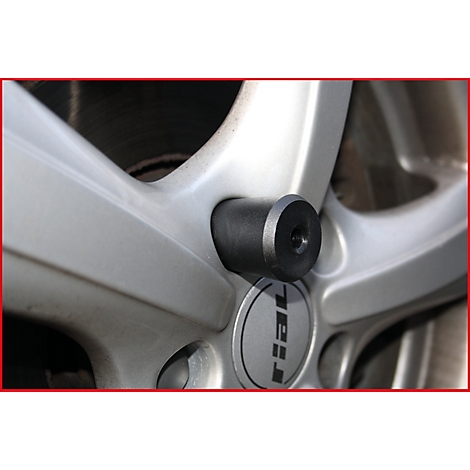 Nahaufnahme einer grauen Felge mit schwarzem Radmutternschutz, im Zentrum das Logo "rial".